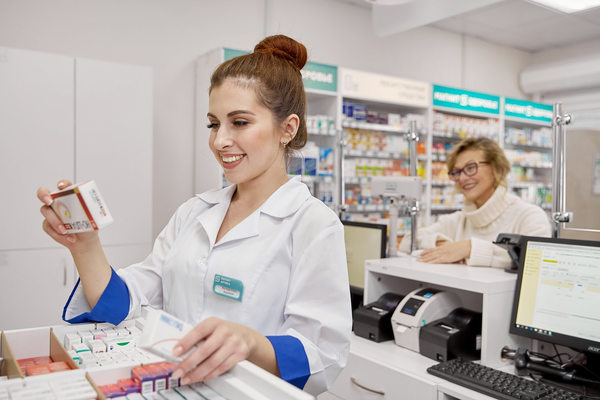 Сотрудник аптеки Магнит работает с лекарствами и заказами, фармацевтический ритейл и управление ассортиментом в аптеке