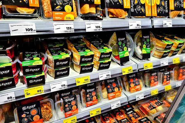 Готовые блюда из рыбы и морепродуктов на витрине супермаркета, ассортимент ready-to-eat категории