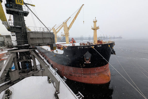 Балкер Supramax под погрузкой калийных удобрений у причала Мурманского балкерного терминала зимой