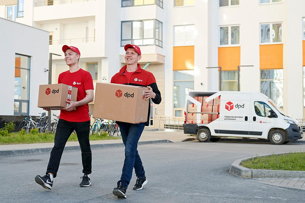 Курьеры DPD доставляют коробки при междугороднем переезде в жилом квартале