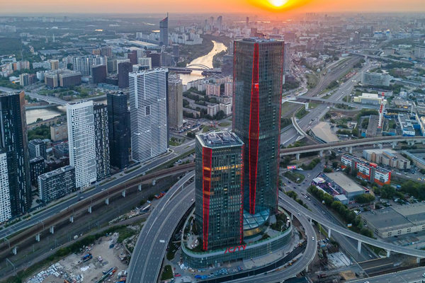 деловой квартал Москва-Сити и башни iCITY в Москве — крупный офисный кластер с развивающейся инфраструктурой для сотрудников