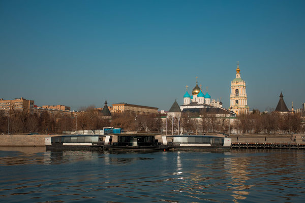 электросуда на Москве-реке у причала с видом на центр Москвы, развитие речного транспорта и городской инфраструктуры
