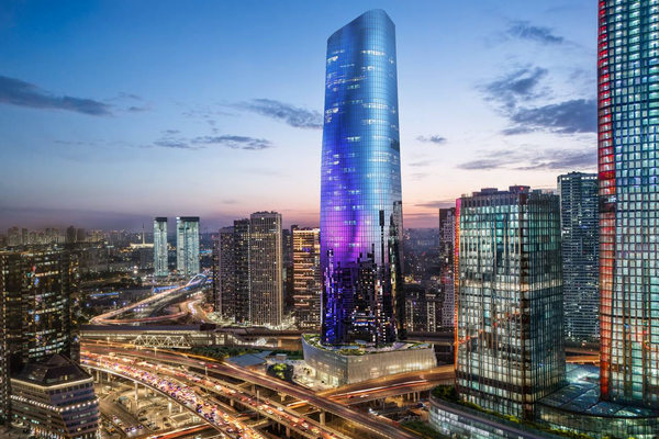 Деловой центр Москва-Сити с небоскребами и транспортной инфраструктурой — ключевая локация офисной недвижимости Москвы