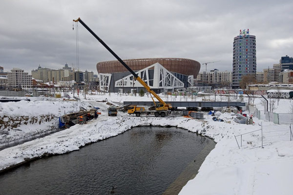 Строительство пешеходного моста через реку Исеть в Екатеринбурге рядом с цирком, монтаж металлоконструкций КРМЗ