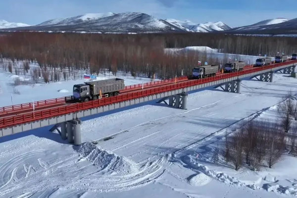 грузовики на мосту через реку в Якутии зимой, развитие транспортной инфраструктуры и логистики на трассе Яна