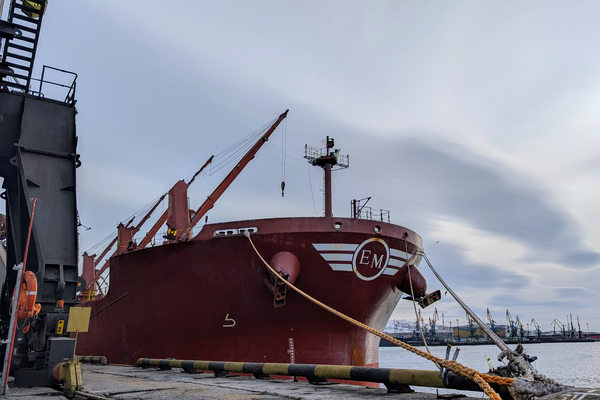 грузовое судно у причала в Мурманском порту, иллюстрация перевалки экспортных грузов и изменения логистических маршрутов из-за ледовой обстановки