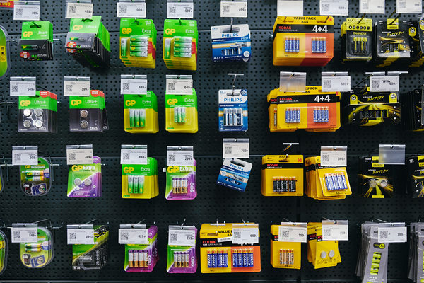ассортимент батареек в магазине электроники полка с элементами питания розничная торговля сбор и утилизация батареек
