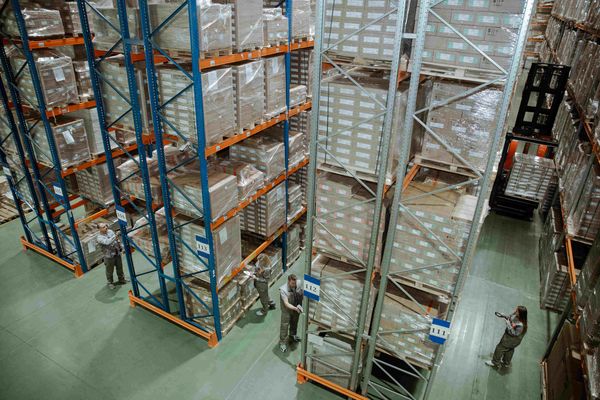 складской комплекс фармацевтической логистики NC Logistic с многоярусными стеллажами и палетным хранением