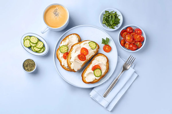 Ночной заказ продуктов: готовая еда и базовые товары в доставке ритейла