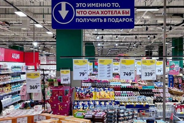 Навигационный указатель с подсказкой для выбора подарков в гипермаркете О’КЕЙ к 8 Марта