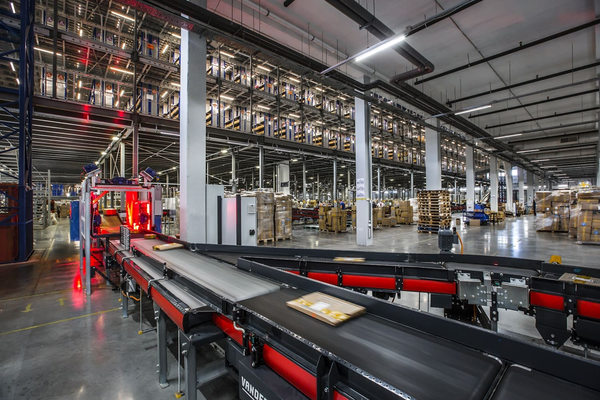 современный складской фулфилмент центр с автоматизированной сортировкой посылок, иллюстрация роста экспорта через маркетплейсы и e-commerce логистики