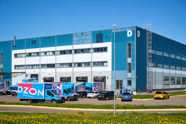 Склад Ozon в Казани с грузовыми автомобилями и зоной отгрузки, логистический комплекс маркетплейса