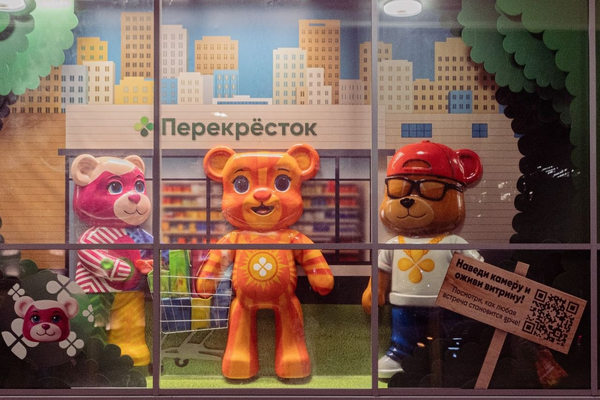 витрина перекрёсток с персонажами лаки миши дополненная реальность ar магазин интерактивная витрина ритейл