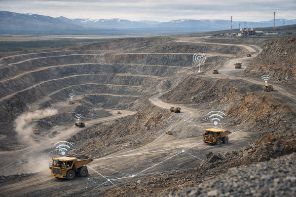 Карьер с горной техникой и визуализацией LTE-сети, цифровая связь и управление транспортом в добыче