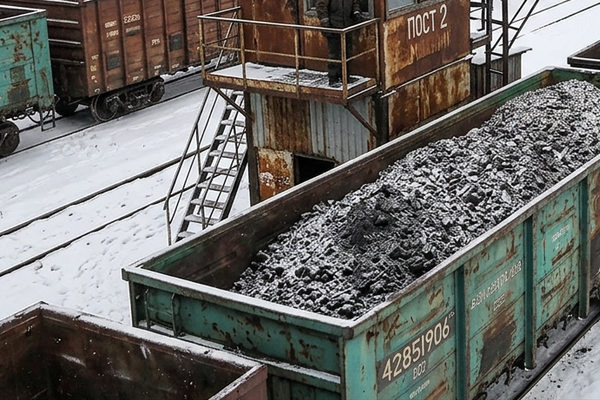 Полувагон с каменным углем на железнодорожной станции — перевозки угля и снижение погрузки на сети РЖД