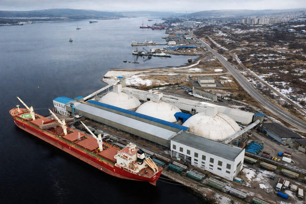 портовый терминал в Мурманске с грузовым судном и инфраструктурой перевалки, иллюстрация цифровизации ремонтов и управления оборудованием в портовой логистике