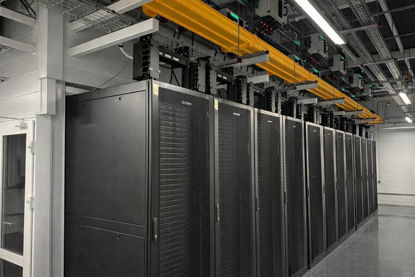 серверные стойки в центре обработки данных RWB в Дубне, инфраструктура дата-центра маркетплейса Wildberries