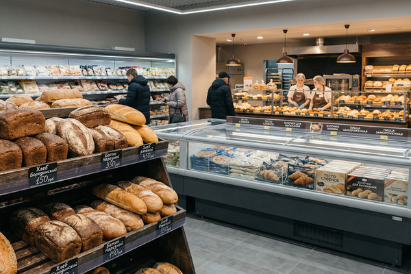 витрина супермаркета с хлебобулочной продукцией и пекарней, ассортимент хлеба и полуфабрикатов в российском ритейле