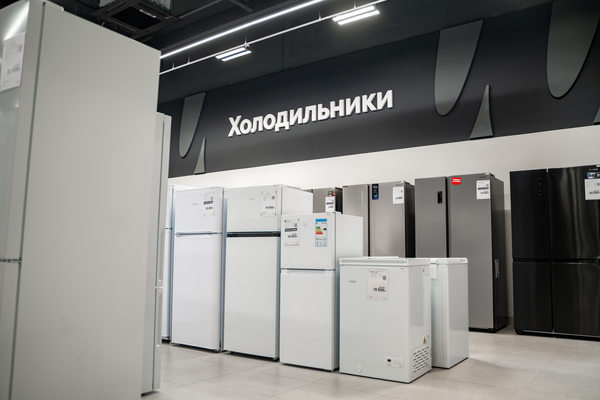 витрина магазина бытовой техники с морозильниками и холодильниками ассортимент крупной бытовой техники Россия ритейл
