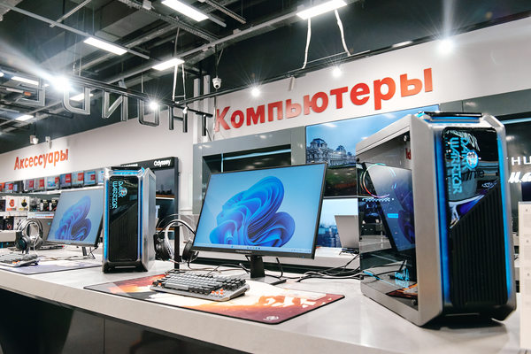 Настольные компьютеры и мониторы в розничном магазине электроники — рынок десктопов и спрос на доступные ПК в России