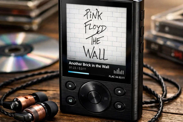 Портативный цифровой медиаплеер с наушниками как иллюстрация роста спроса на отдельные аудиоустройства