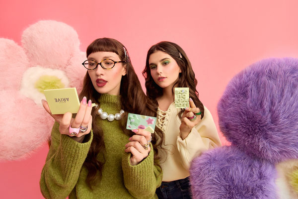 Девушки демонстрируют бьюти-карты Arive Makeup и Sber в рамках молодёжного финтех-проекта