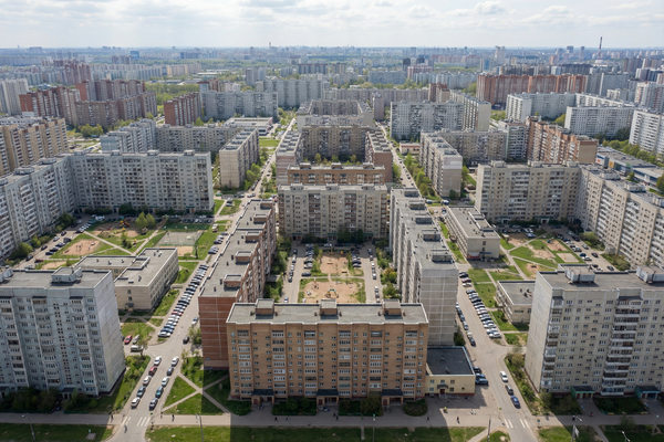 Плотная многоэтажная застройка спального района крупного российского города — иллюстрация вторичного рынка жилья и различий в доступности
