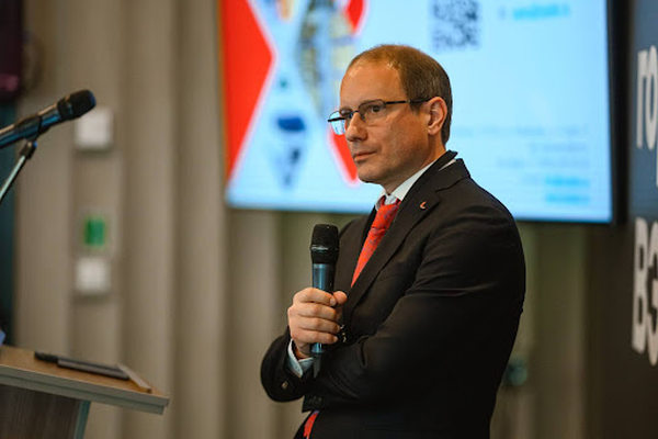 Эксперт по логистике выступает на отраслевой конференции по проектной логистике