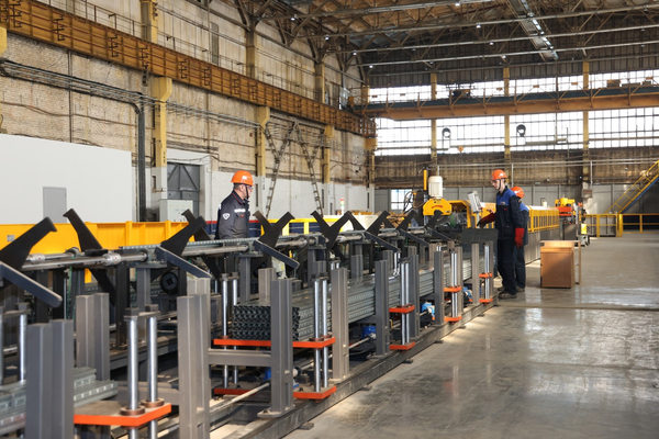 Производство стеллажных систем на заводе Северсталь, линия сборки складского оборудования и рабочие на промышленном предприятии