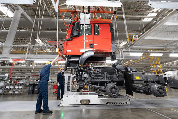 сборка грузового автомобиля на заводе производство тяжелых грузовиков sinotruk промышленная линия логистика транспорт