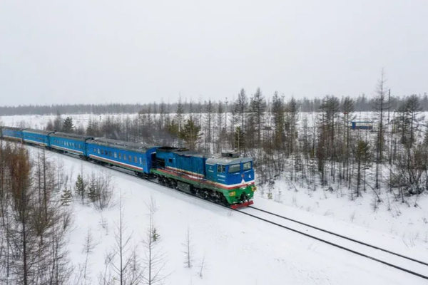 грузовой поезд на железнодорожной линии в Якутии — будущий маршрут перевозок в Китай через ветку Сковородино — Рейново