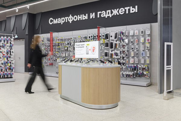 витрина со смартфонами и гаджетами в магазине электроники — рост спроса на технологичные подарки к 8 Марта