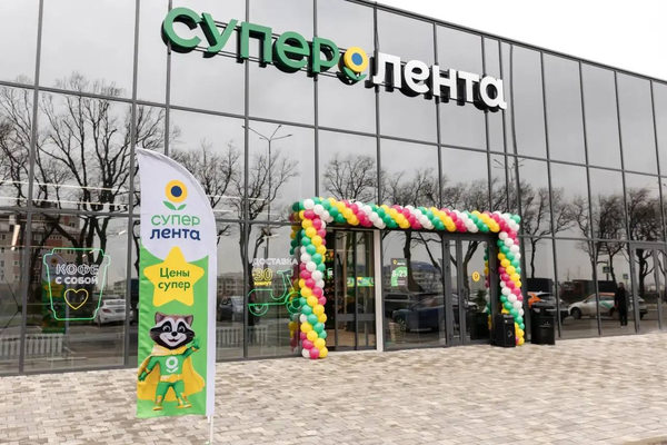 открытие супермаркета Супер Лента в Краснодаре, вход в магазин с праздничным оформлением и посетителями