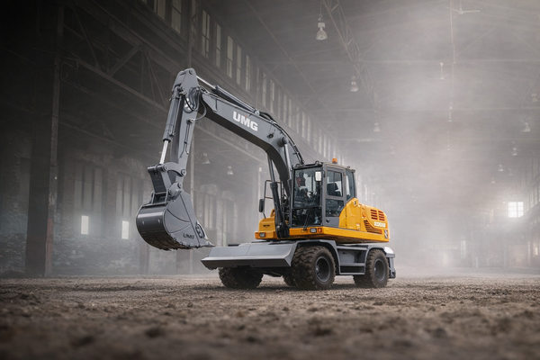 Экскаватор UMG как иллюстрация запуска цифровой платформы прямых продаж российской спецтехники