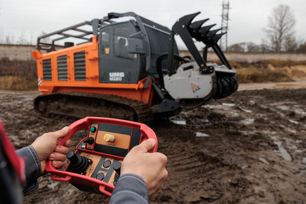 мульчер UMG М-280 на гусеничном ходу при расчистке территории для строительства ВСМ Москва — Санкт-Петербург