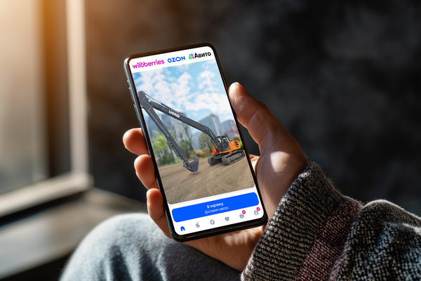 Смартфон с карточкой экскаватора UMG на маркетплейсах Ozon, Wildberries и Авито — иллюстрация к статье о цифровых продажах спецтехники и запчастей в России