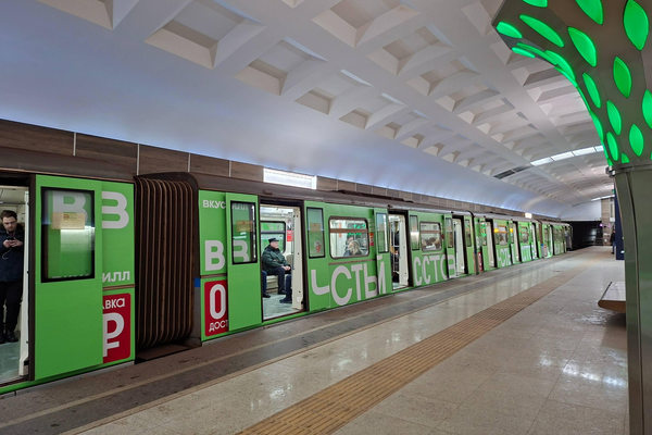 Брендированный поезд «ВкусВилл» на станции метро в Казани в рамках рекламной кампании «Чистый состав»
