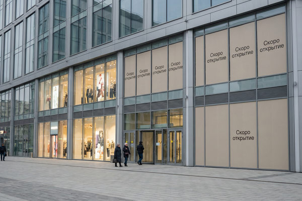 Фасад нового торгового центра с витринами и баннерами «Скоро открытие» — рост ввода торговых площадей в 2027 году