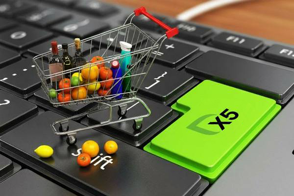 Онлайн-покупка продуктов X5 — мини-тележка с продуктами на клавиатуре как символ e-grocery