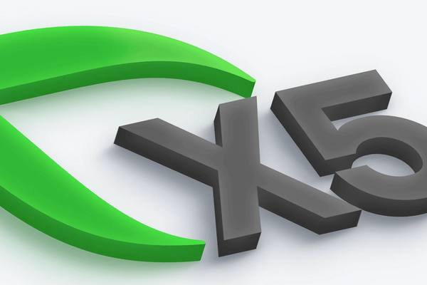 Логотип X5 Group с ростом показателей, символ динамики ритейла, e-grocery и логистики компании