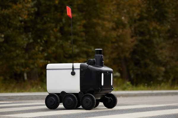 робот-доставщик Яндекса на улице, автономная доставка последней мили в городах России