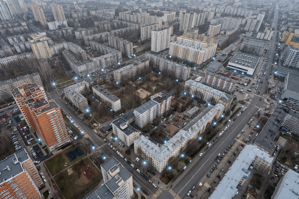 вид сверху на жилой район с высокой плотностью пунктов выдачи заказов ПВЗ в Москве, развитие последней мили e-commerce