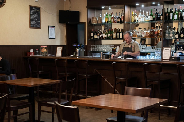 пустой бар с барменом — снижение трафика в общепите и падение спроса на алкоголь в России