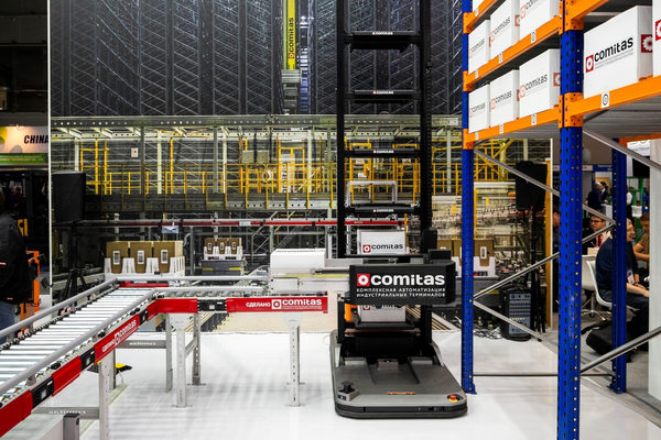 Автоматизированный склад COMITAS с роботами, конвейерами и стеллажами для обработки грузов в АПК