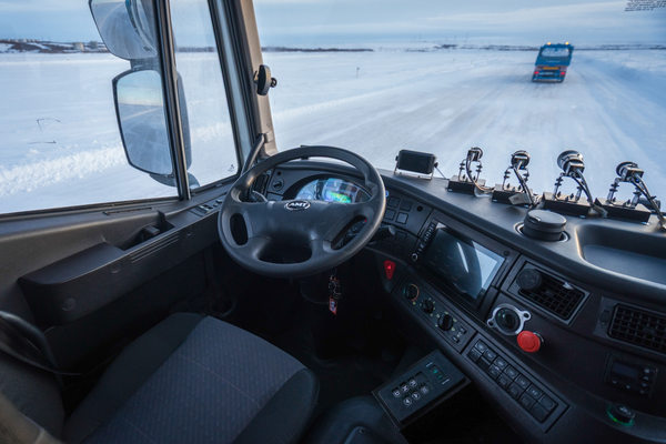 Кабина грузовика на зимней дороге в Сибири для статьи о беспилотной логистике месторождений