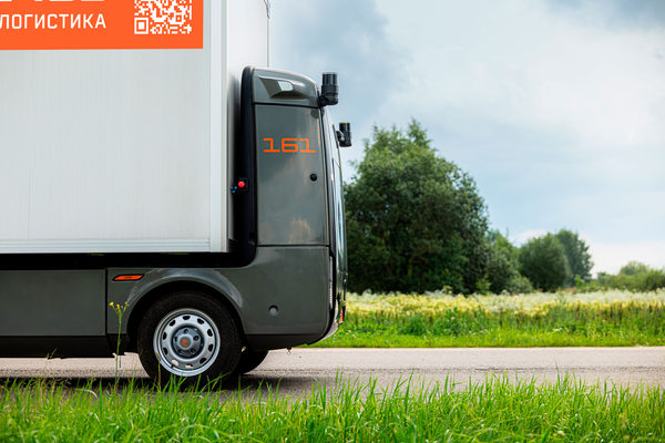 беспилотный грузовик на дороге в России, автономный транспорт в логистике и перевозках
