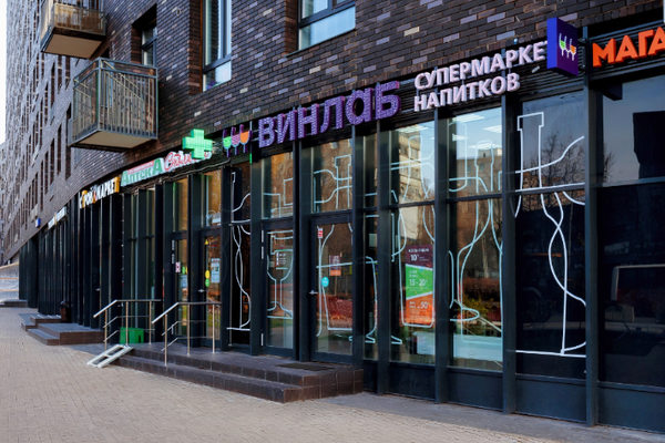 покупатели в винном магазине, рост спроса на безалкогольное вино и изменение ассортимента в рознице