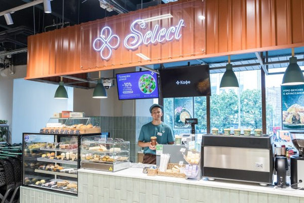 кофейная зона в супермаркете с витриной и бариста