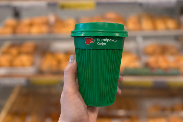 Стакан кофе «Пятёрочка Кафе» на фоне выпечки в магазине у дома, fresh-ассортимент и управление запасами в ритейле