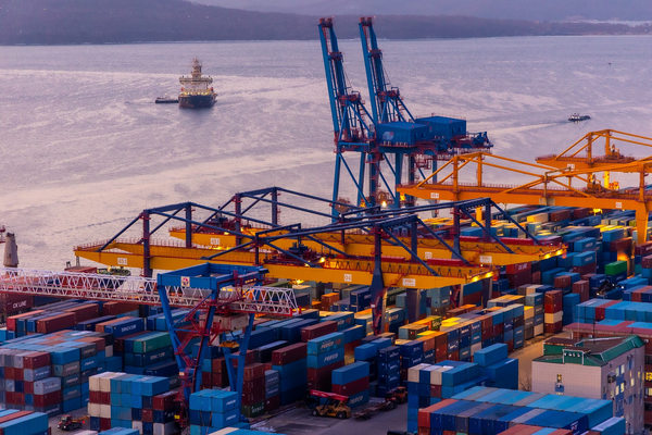 контейнерный терминал ВМТП во Владивостоке, контейнерные краны и грузопотоки на Дальнем Востоке